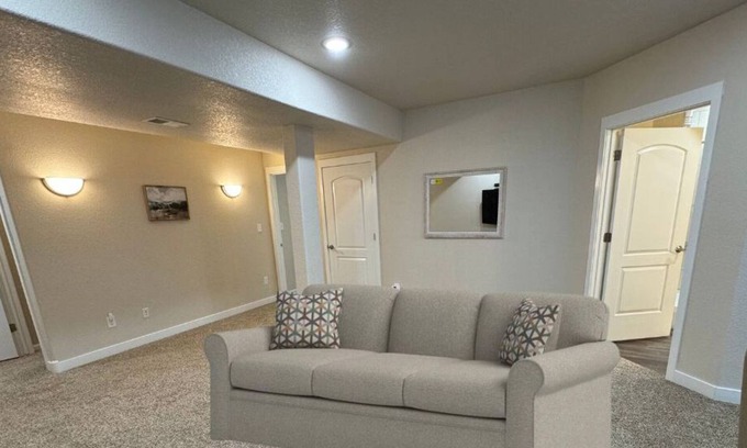 Windsor House | Sleep 9+ Walk to Golf & Restaurants, Commutable to anything NOCO!