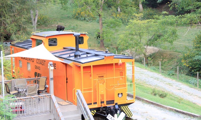 Clyde Cabin | 🚂 Sleep in a caboose on a bison ranch: Seaboard Coast Line #0843