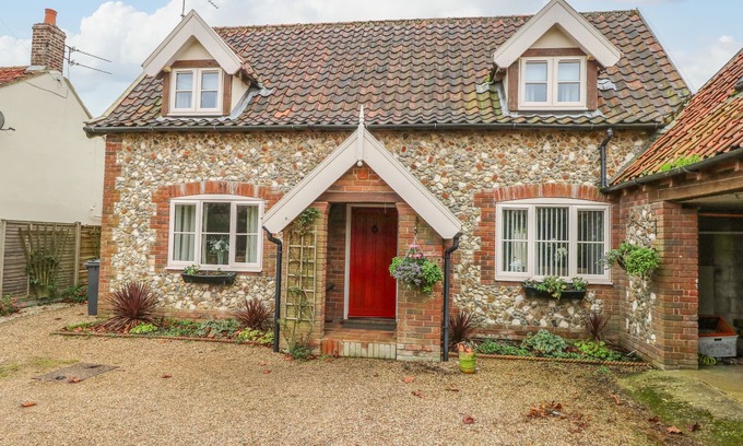 Kettlestone Cottage | SLEEPEEZY, family friendly, with a garden in Little Snoring