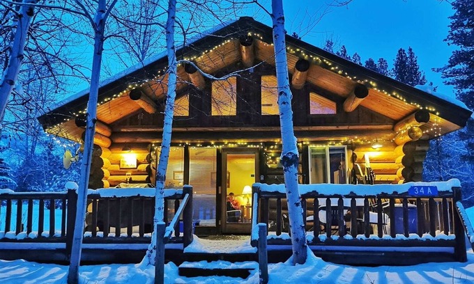 Winthrop Cabin | Sleeping Wolf Cabin 1BR w/ski trail & river access, pool/hot tub, laundry