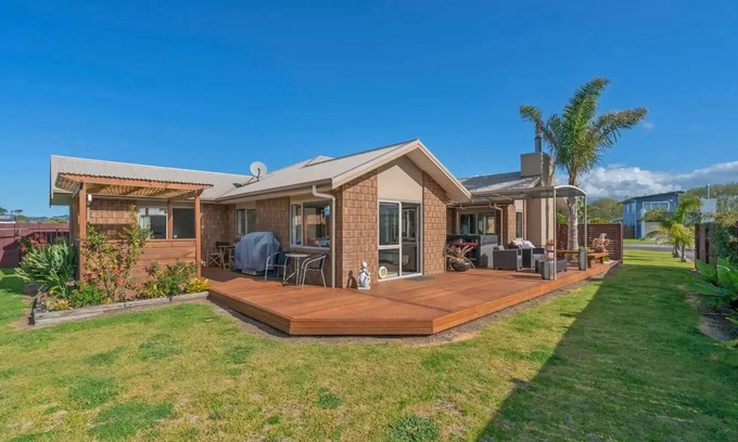 Whitianga House | Sleeps 10 and a Minutes walk to the beach