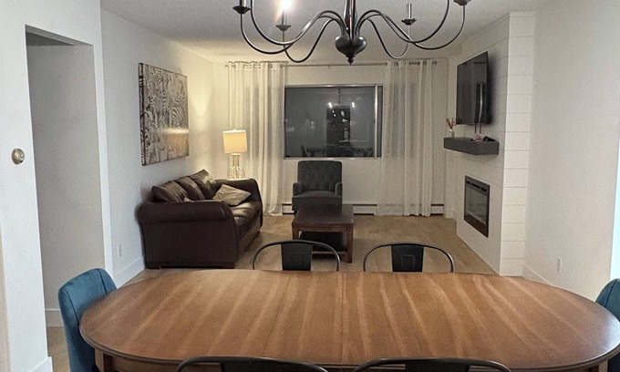 Southwest Calgary Apartment | Sleeps 10/Britannia plaza