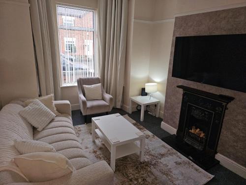 Salford House | -Sleeps 10 People Spacious House -Fast Free WiFi -Free Parking -Contractor Friendly