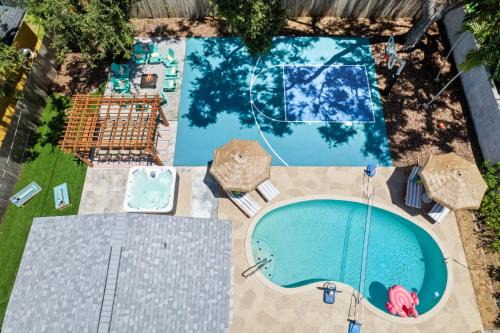Madeira Beach House | Sleeps 10 Pool Hot Tub Sport Court Pool Table