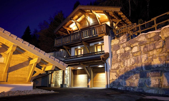 Morzine Ski Chalet | Sleeps 10 with Hot tub and spectacular mountain views