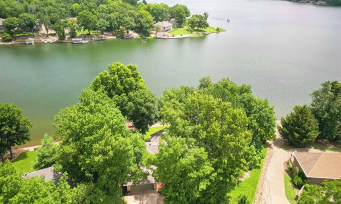 Bella Vista House | Sleeps 12, Spacious Luxe Lake House full of Stunning Views