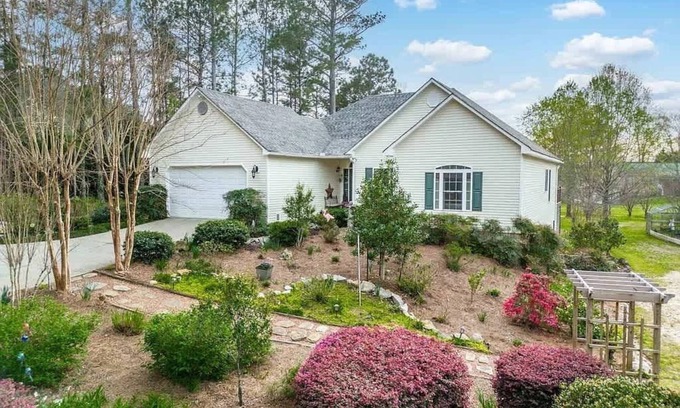 Eatonton House | Sleeps 14, Game Room/Movie Theater, Hot Tub + MORE