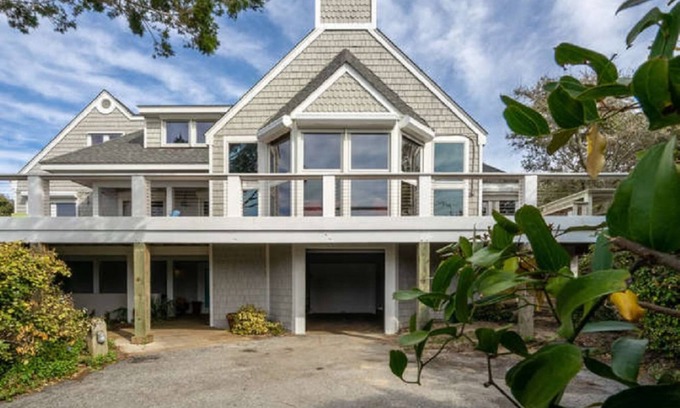 Bald Head Island House | Sleeps 14 in 5BR, Ocean Views, Steps to Beach, Pet Friendly, BHI and Shoals