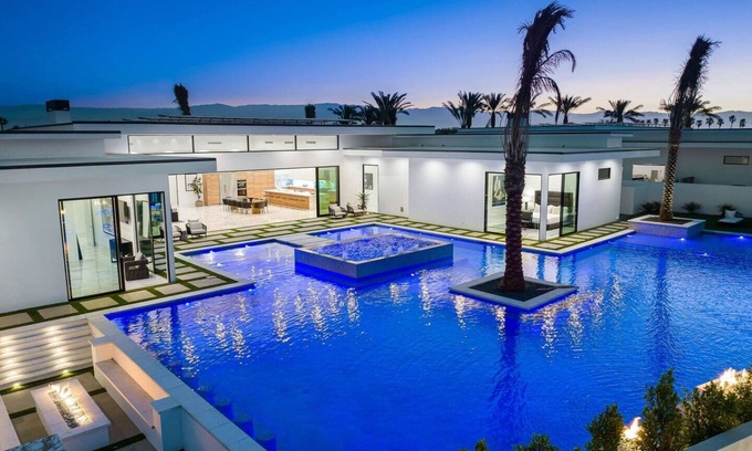 Indio Villa | Sleeps 14 | Pool, Hot Tub & Pickleball | Minutes to Golf | Bravo Villa #5