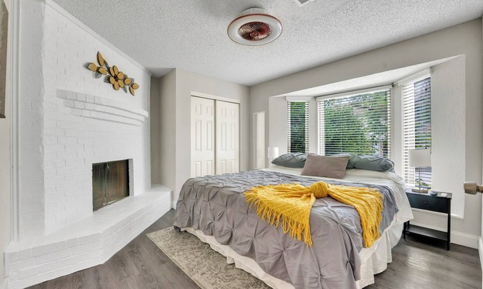 West Arlington House | Sleeps 16 Budget-Friendly Spacious Haven