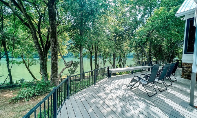 Mountain View House | Sleeps 18, Stunning Home, Breathtaking Views of The White River, New Furnishings