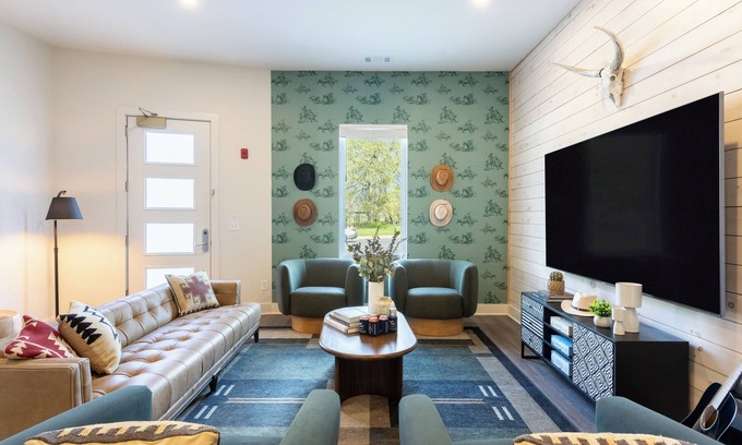 Historic Edgefield House | Sleeps 190 | Entire Hotel Near DT | The Outrider