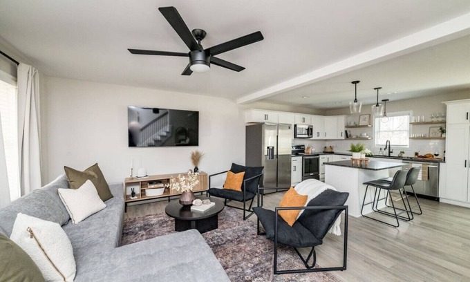 Madison Heights House | Sleeps 20 | Family-friendly | Near DT LYH & LU