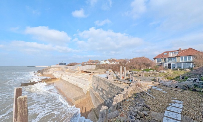 Selsey Cottage | Sleeps 20 guests in 10 bedrooms