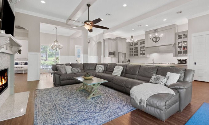 Brookeland House | Sleeps 22! First Class home with 2 master suites on Lake Sam Rayburn!