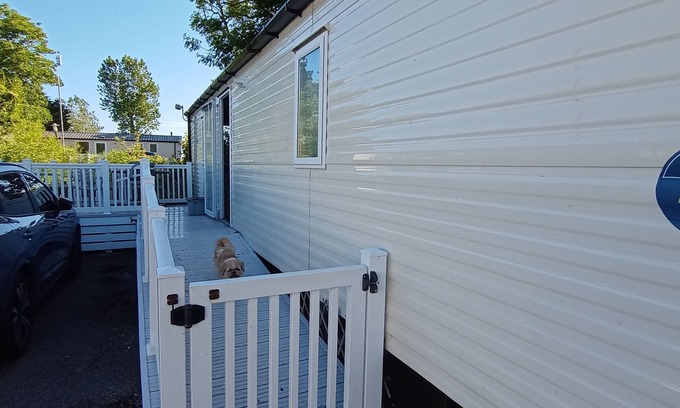Weymouth Cabin | Sleeps 6, Pets Allowed & Free Parking