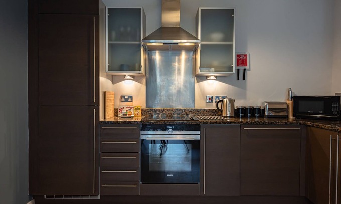 Bray on Thames Apartment | ✪Sleeps 7 , Central Maidenhead, Free Parking, WiFi, Netflix, Perfect for Groups✪