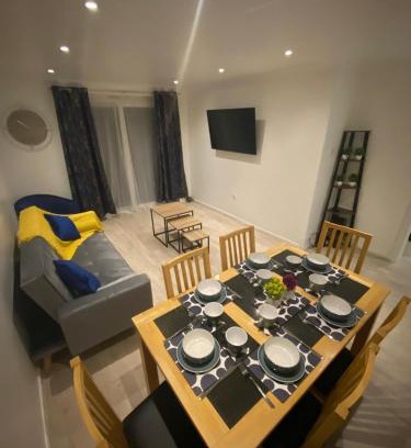 Harlow House | Sleeps 7 Spacious Home in Harlow Free Parking
