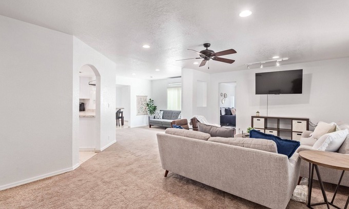 East Mesa House | Sleeps 8, Freeway access, near shopping and dining