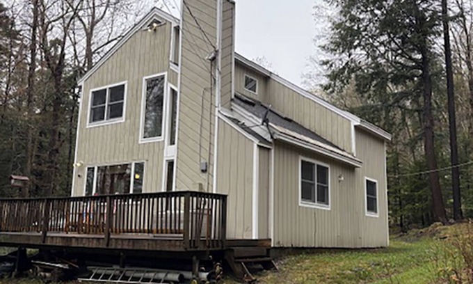 Wilmington House | Sleeps 9, Pet Friendly, Association ClubHouse w/Pools. Near Ski, Hiking, Boating