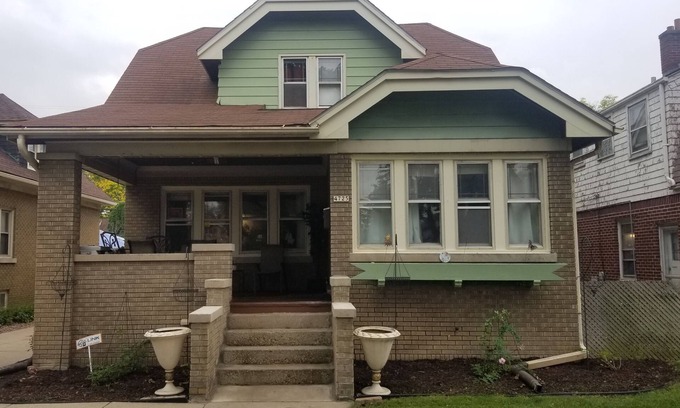 Milwaukee House | Sleeps up to 30 people comfortably, there's karaoke pool table and so much more.