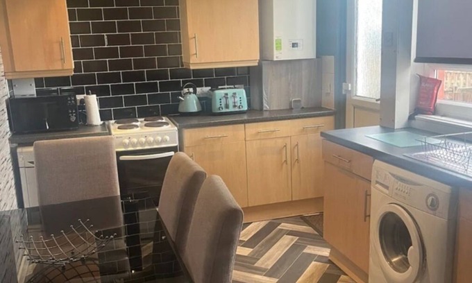 Airdrie House | Sleeps6, for tradesman contractors,WiFi ,parking