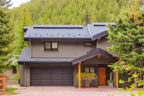 Warm Springs House | Slope-Side Chic Home with Hot Tub