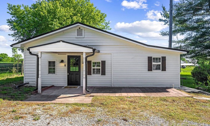 McMinnville House | Small cottage style house close to local entertainment.