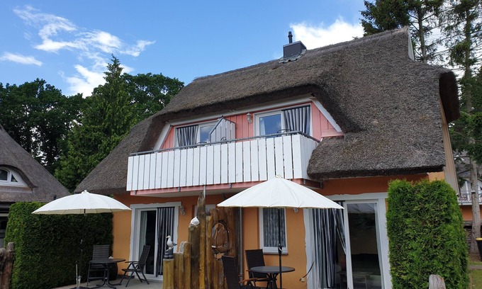 Wieck auf dem Darss Apartment | Small cozy vacation apartment with well-kept green property - Buhne II (upper floor)