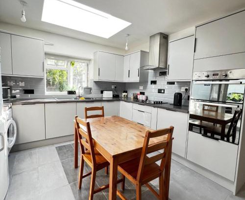 Enfield Highway House | Small En-suite