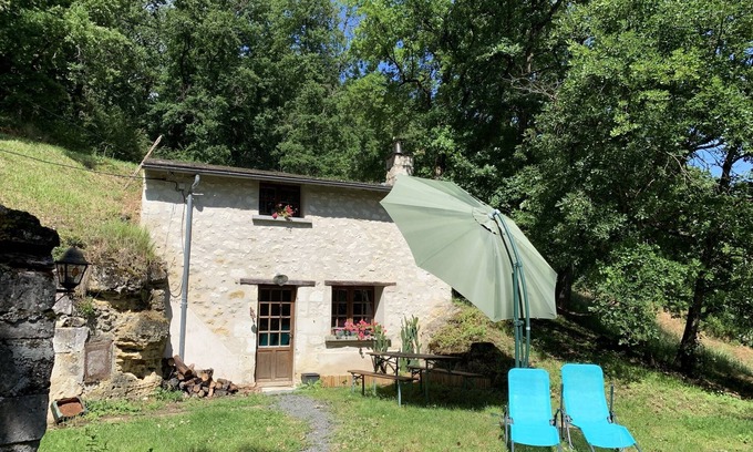 Cravant-les-Coteaux House | Small house in the forest