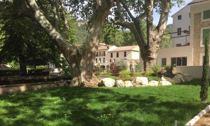 Fontaine-de-Vaucluse Apartment | Small nest in a wooded park with a parking space