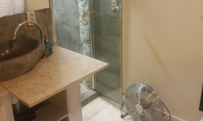 Duivendrecht Apartment | Small room with bathroom near van der madeweg metro station