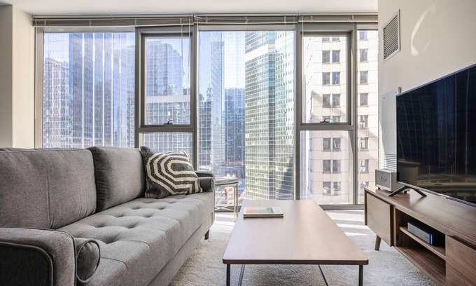Downtown Chicago Apartment | Smart Loop Studio w/Pool, Gym, nr. Theatre District & L, by Blueground