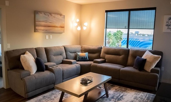 Platinum Triangle Apartment | Smart & Luxurious ~ Mins to Disney ~ Queen Beds