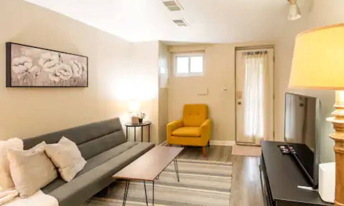 Northeast Apartment | ✯Smart TV, Free ϟ Wi-Fi w/Smoke Free ϟ Private Entrance✯