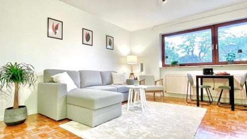 Freiberg am Neckar Apartment | SmartApart nähe Stuttgart mit Garten und Workspace