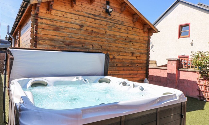 Edzell Cottage | SMIDDY BOTHY, romantic, with hot tub in Edzell