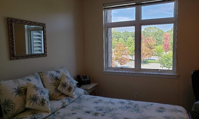 Smith Mountain Lake Apartment | Smith Mountain Lake Studio Suite/Pools, Gym, etc