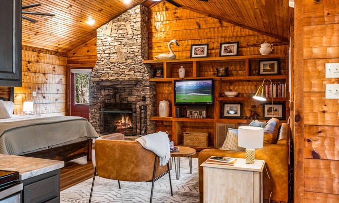 Townsend Cabin | Smoke Rise is a Modern Upscale Cabin with a GARAGE, minutes from National Park!