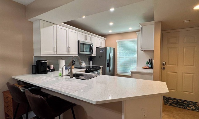 Marco Island Condo | Smokehouse Bay 812: Beautiful Condo close to restaurants, shopping