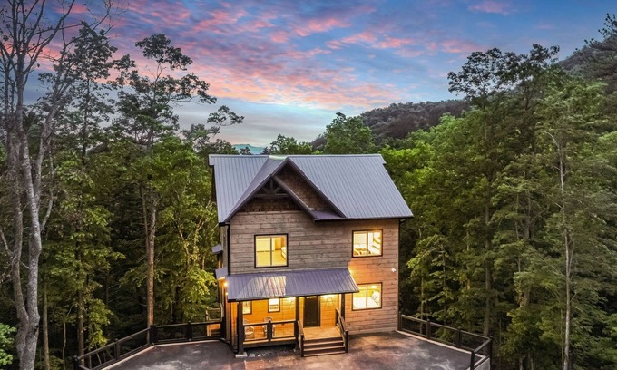 Sevierville Cabin | Smokies/modern'25 cabin/King bed/Indoor POOL/Hot tub/Theatre/Pet/Parking/privacy