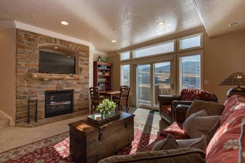 Ogden House | Snowbasin Haven with Hot Tub and Resort Amenities