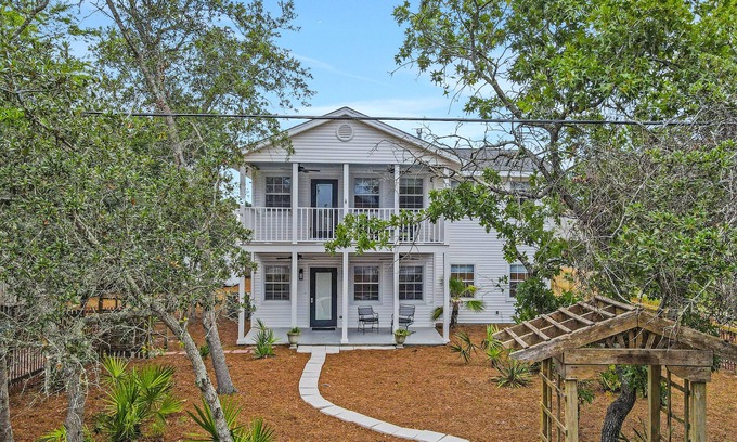 Gulfview Heights House | Snowbird-friendly home near the beach with large yard for dogs, boats, trailers