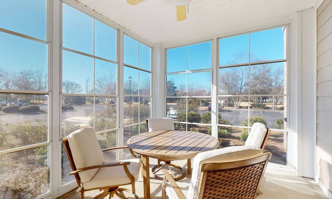 Calabash Condo | Snowbird-friendly condo with 2 outdoor pools, patio, & streaming- golfing nearby