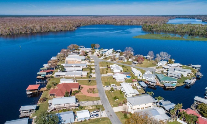 Welaka House | SNOWBIRDS(Long term visitors) or Quick getaway this is the home for you!