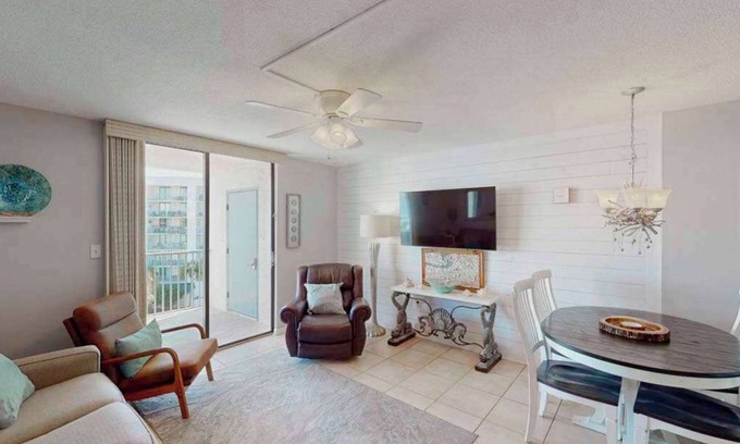 Gulf Shores Apartment | Snowbirds Welcome|Beach|Pool|Boat Marina|Sleeps 6!