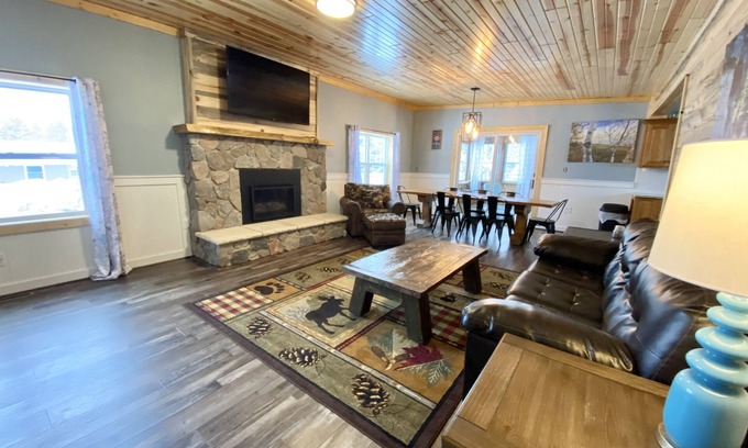 Au Train House | Snowmobile Friendly! Ample Parking-only 1 block to trail! Clean w cozy Fireplace