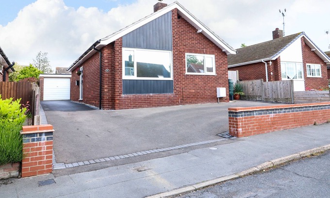 Lincoln Cottage | SNUFFLING HEDGEHOG, pet friendly, with a garden in Cherry Willingham
