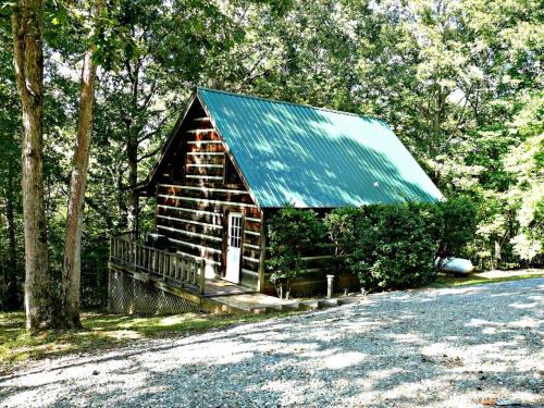 Copperhill House | Snug and Cozy Cabin Rental with a Hot Tub near Copperhill for a Relaxing Vacation in Tennessee